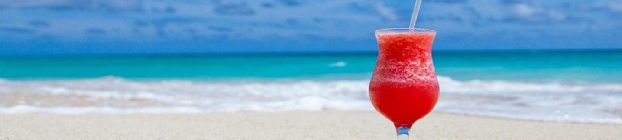 drink na plaży smakuje najlepiej drink z dodatkiem owoców albo zimny owocowy sorbet dla ochłody w upalny dzien